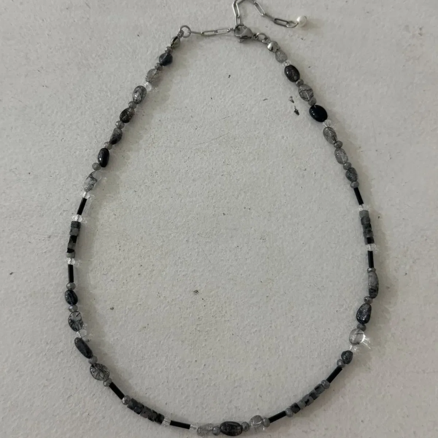 Чёрное колье с дымчатым кристаллом из хирургической стали