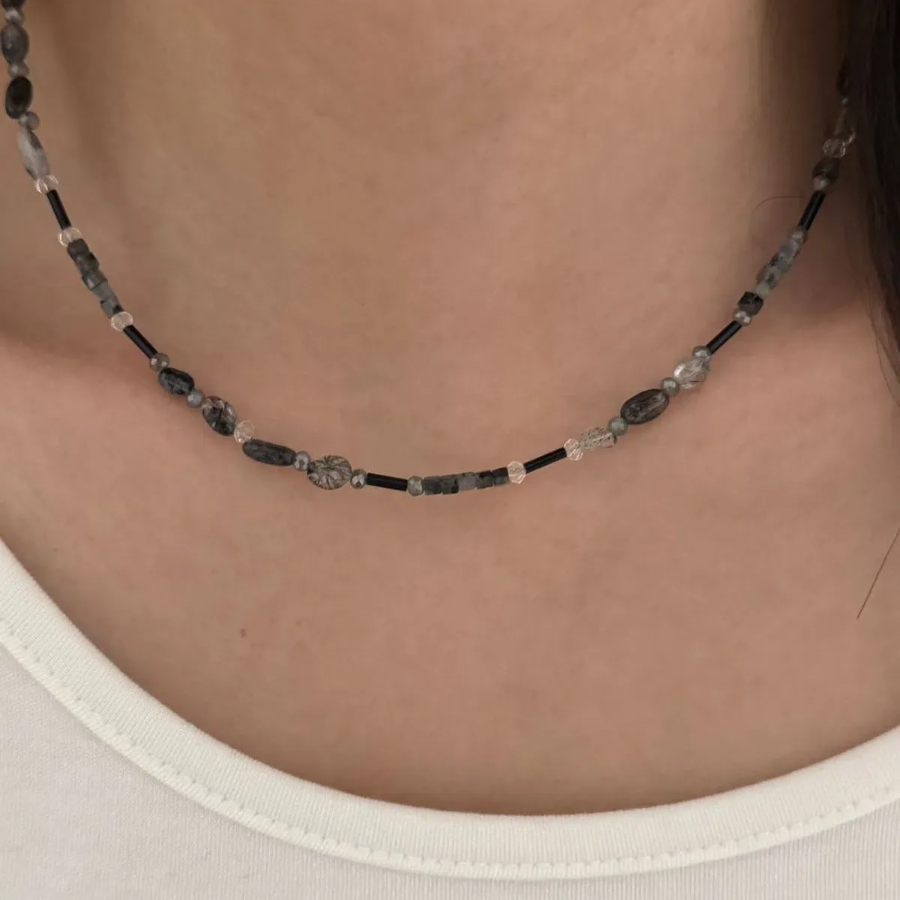 Чёрное колье с дымчатым кристаллом из хирургической стали