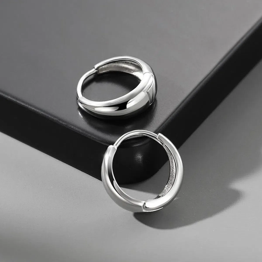 Серебряные серьги-кольца с замком «один касание» и объёмным каплевидным дизайном