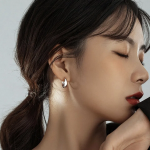 Серебряные серьги-кольца с замком «один касание» и объёмным каплевидным дизайном