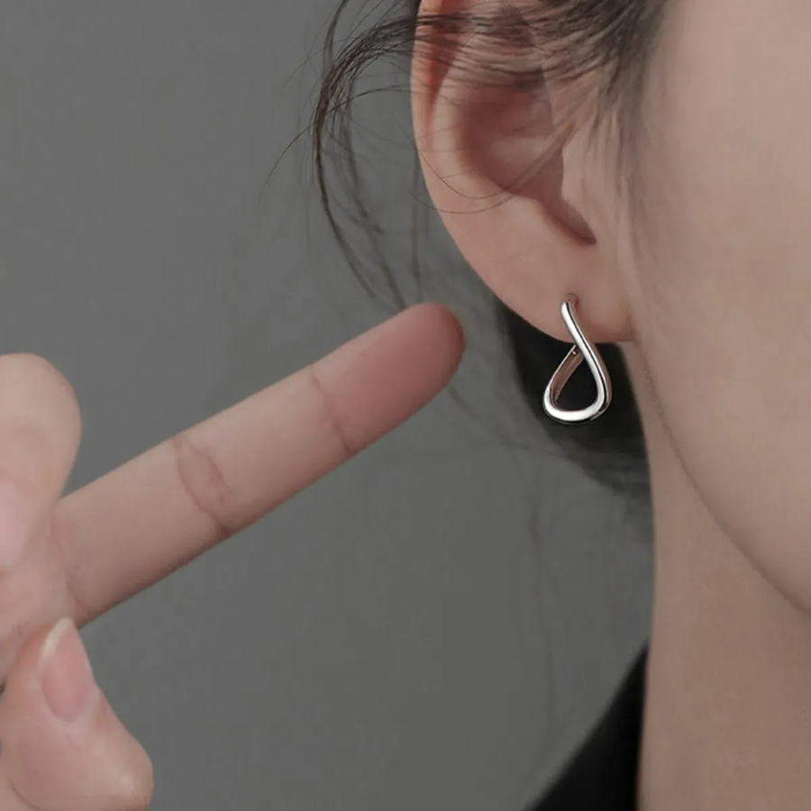 Серебряные серьги-квадраты с волнообразным дизайном и замком «однл касание»