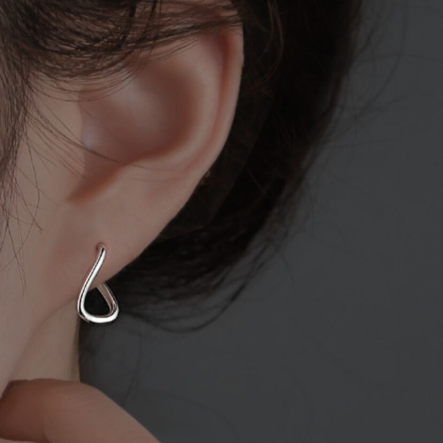 Серебряные серьги-квадраты с волнообразным дизайном и замком «однл касание»