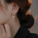 Серебряные серьги-квадраты с волнообразным дизайном и замком «однл касание»