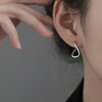 Серебряные серьги-квадраты с волнообразным дизайном и замком «однл касание»