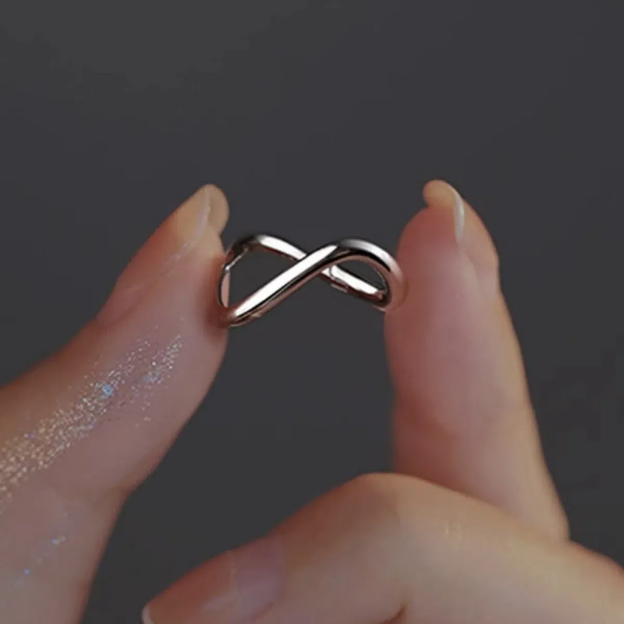 Серебряные серьги-квадраты с волнообразным дизайном и замком «однл касание»