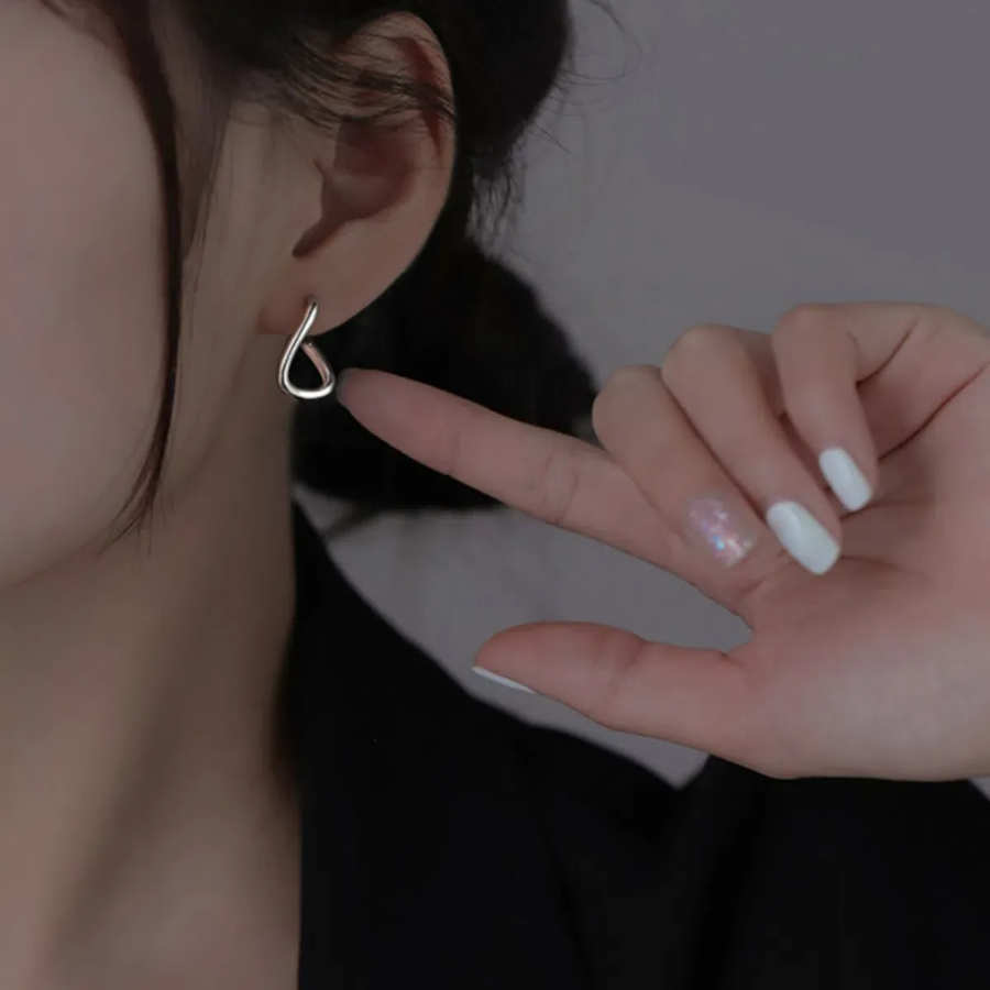 Серебряные серьги-квадраты с волнообразным дизайном и замком «однл касание»