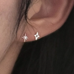 Серебряные асимметричные серьги с эффектом света