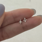 Серебряные асимметричные серьги с эффектом света