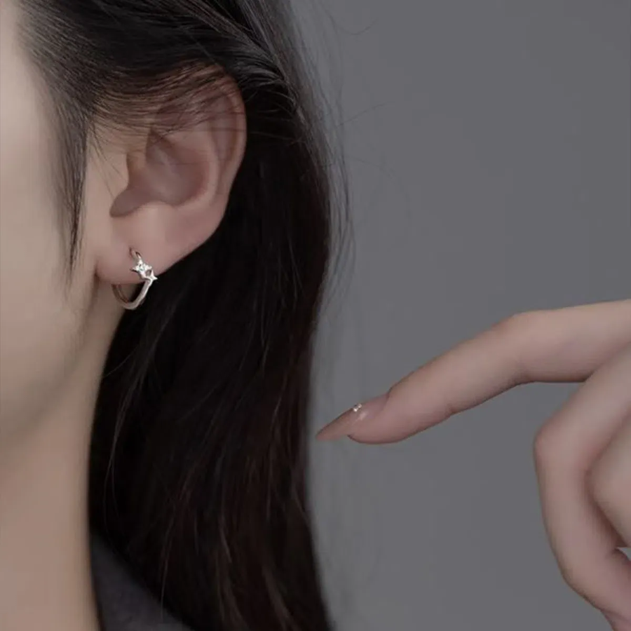 Мини-серьги с блестящими звёздами и замком одно касание