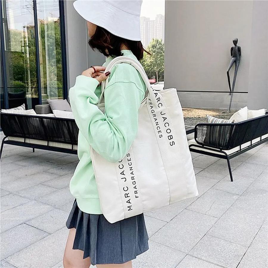 Marc Jacobs Lettering Canvas Daily Eco Bag — стильный минимализм с узнаваемым акцентом