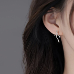 Серебряные асимметричные серьги с бантом и круглым подвесом