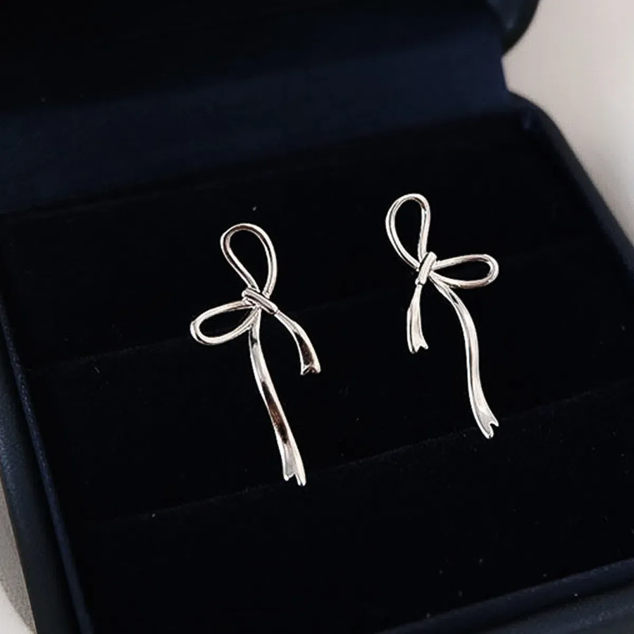 Серебряные асимметричные серьги с бантом и круглым подвесом