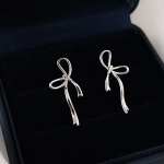 Серебряные асимметричные серьги с бантом и круглым подвесом