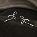 Серебряные асимметричные серьги с бантом и круглым подвесом