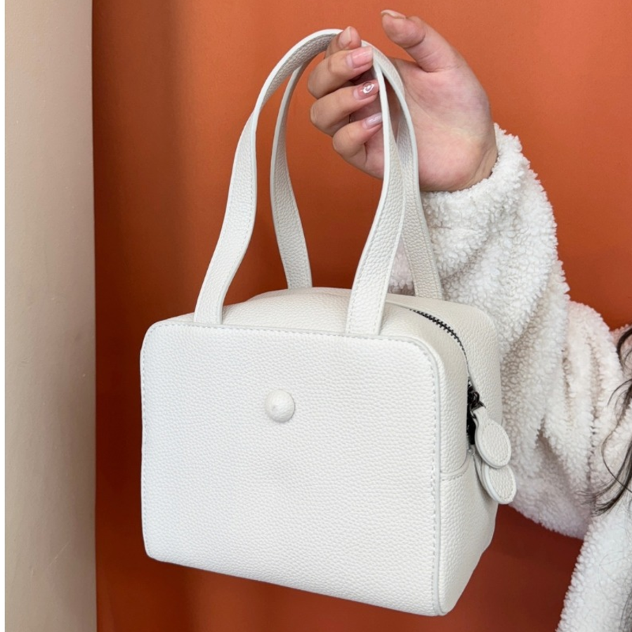 Koi Square Daily Tote Bag — универсальная классика на каждый день