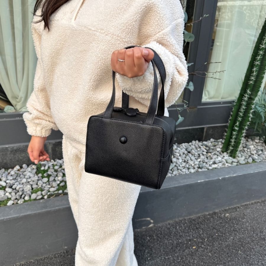 Koi Square Daily Tote Bag — универсальная классика на каждый день