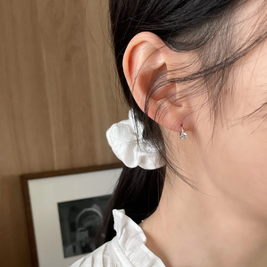 Серебряные серьги-кольца с кубическим камнем и замком one-touch