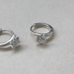 Серебряные серьги-кольца с кубическим камнем и замком one-touch