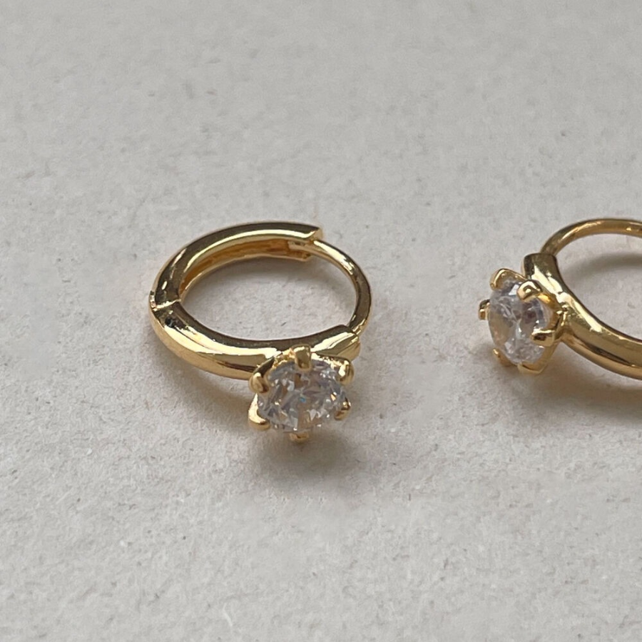 Серебряные серьги-кольца с кубическим камнем и замком one-touch