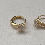 Серебряные серьги-кольца с кубическим камнем и замком one-touch