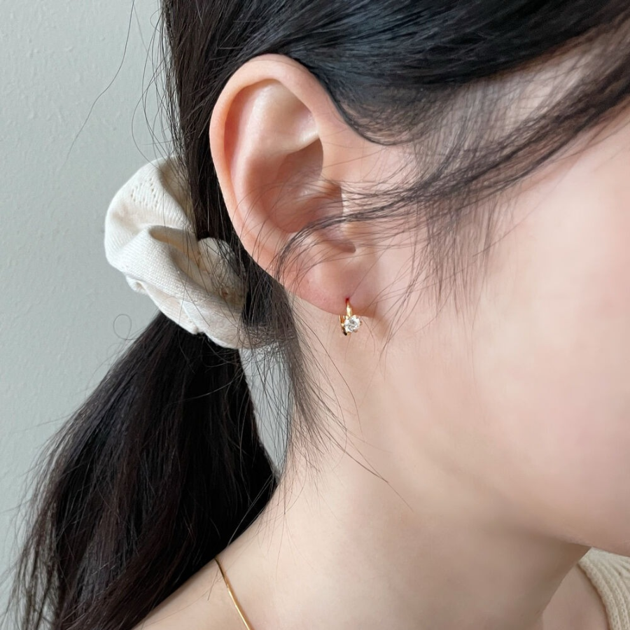 Серебряные серьги-кольца с кубическим камнем и замком one-touch