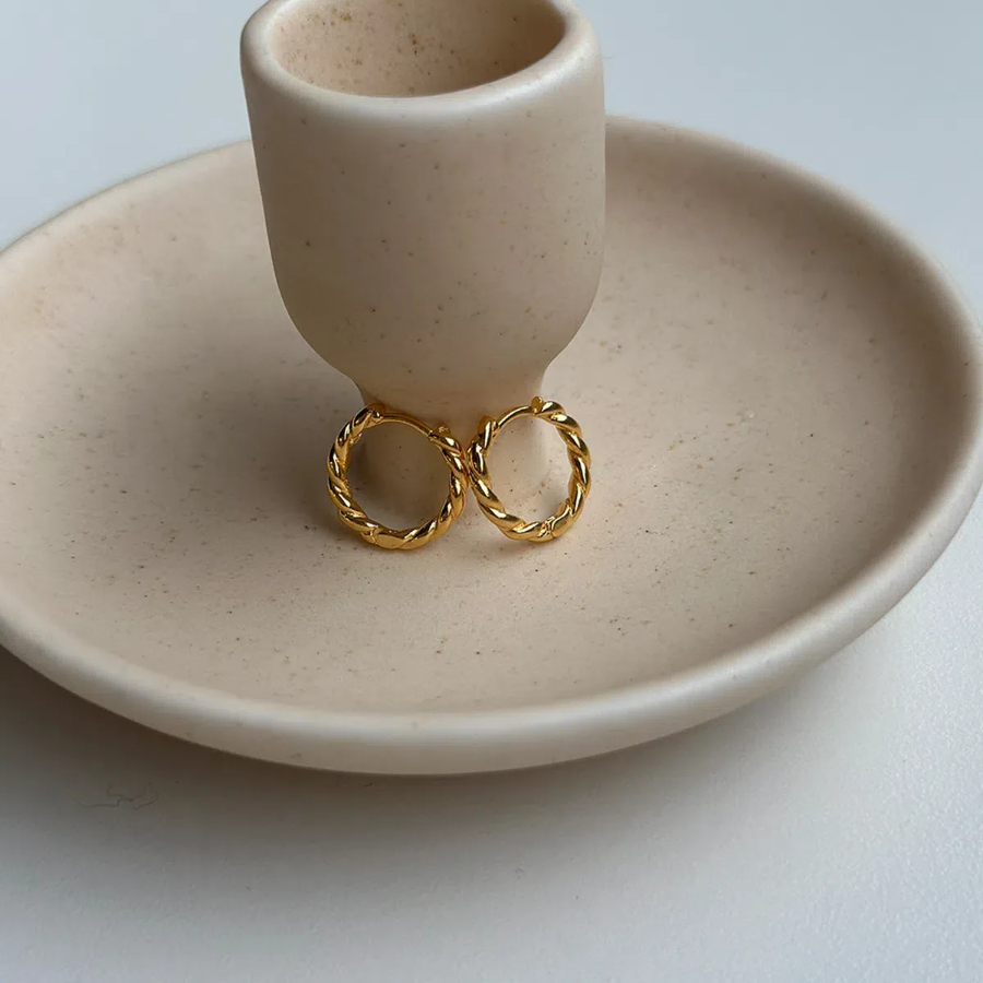 Серебряные мини-серьги-кольца с витым узором и замком one-touch