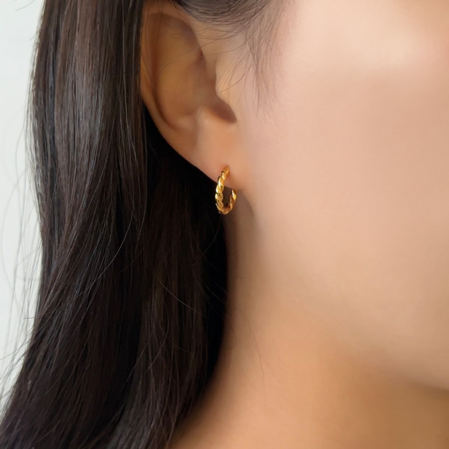 Серебряные мини-серьги-кольца с витым узором и замком one-touch