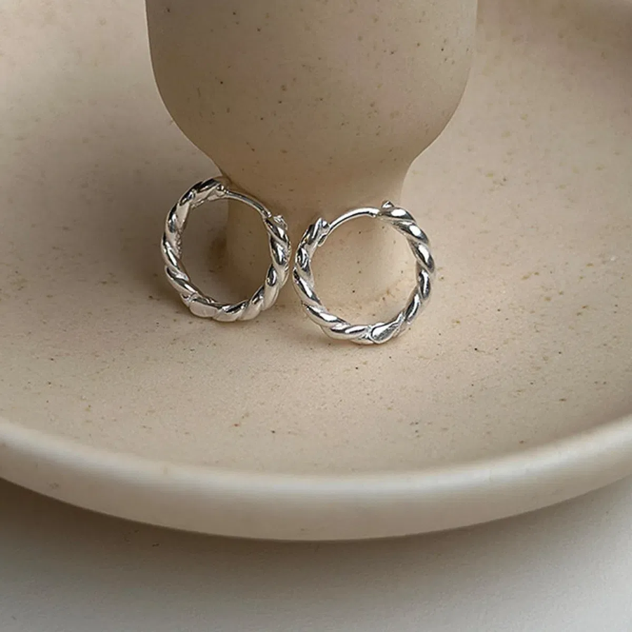 Серебряные мини-серьги-кольца с витым узором и замком one-touch
