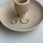 Серебряные мини-серьги-кольца с витым узором и замком one-touch