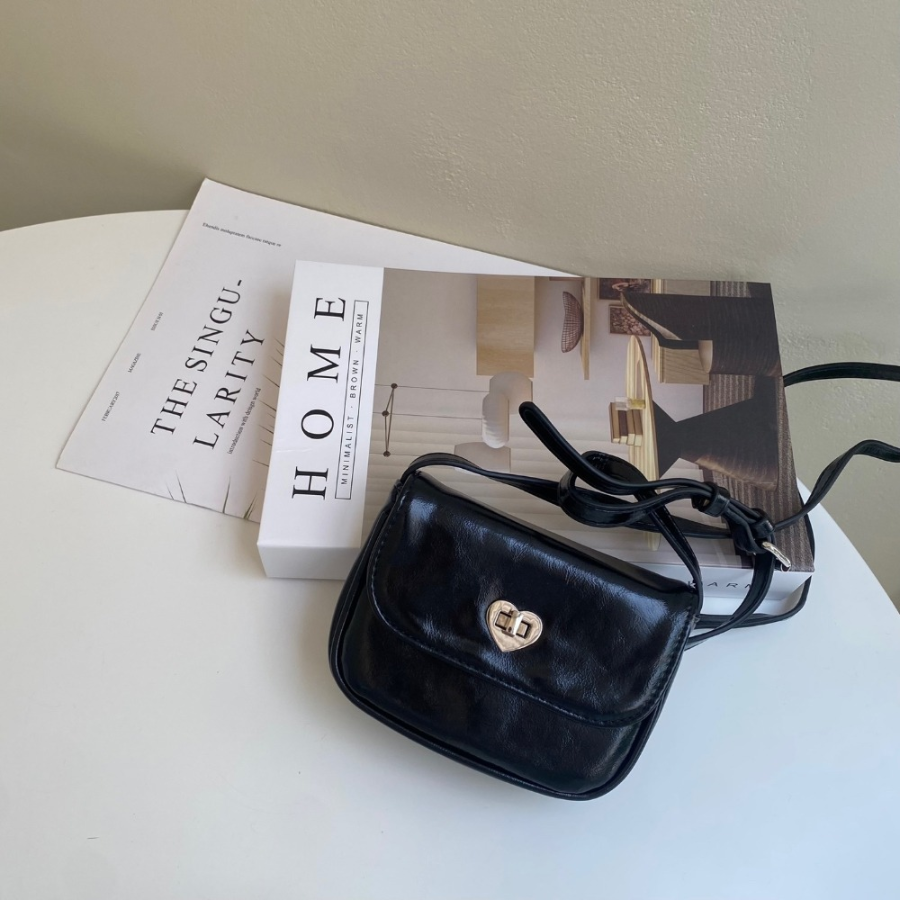 Belt Chain Mini Bag — компактный акцент в образе