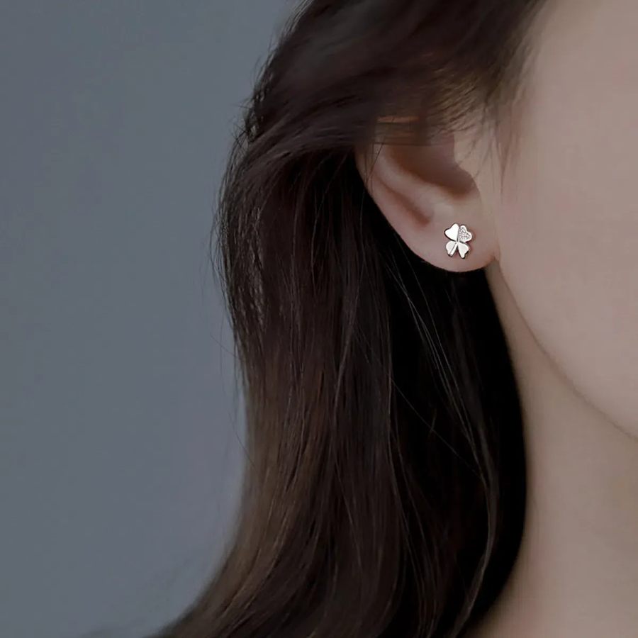 Мини-серьги-гвоздики «Четырёхлистник» с кристаллом и кубическим цирконием