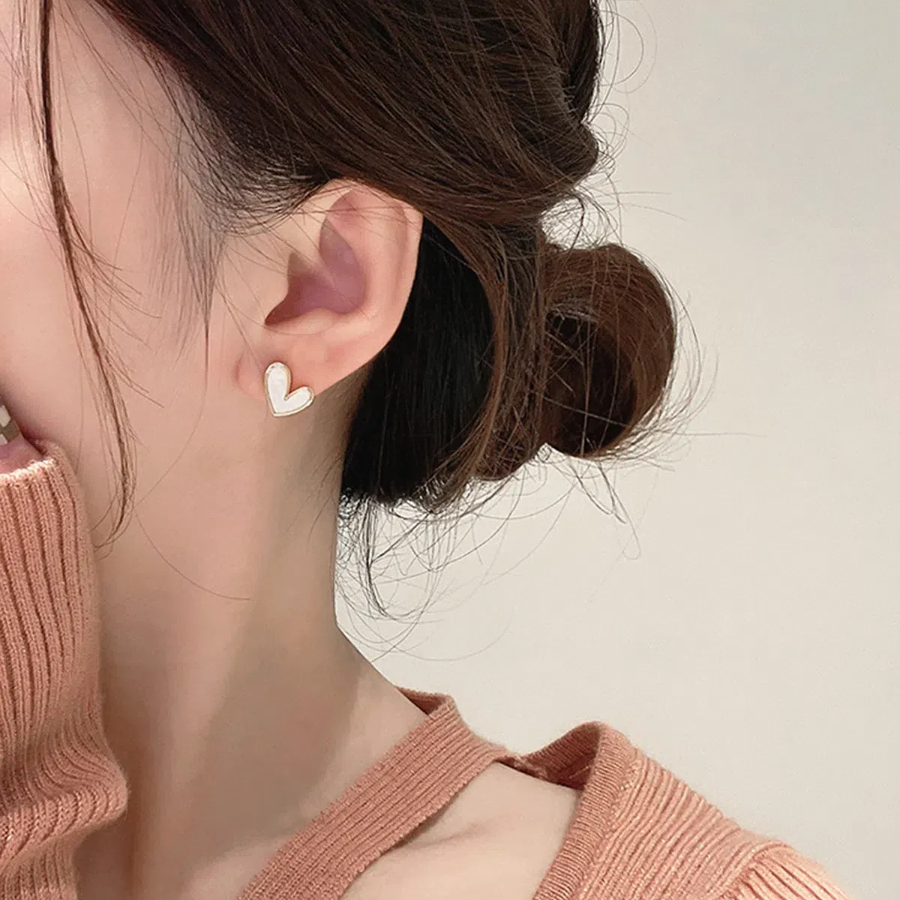 Мини-серьги «Сердце со стразой» — изысканный и утончённый аксессуар