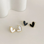 Мини-серьги «Сердце со стразой» — изысканный и утончённый аксессуар