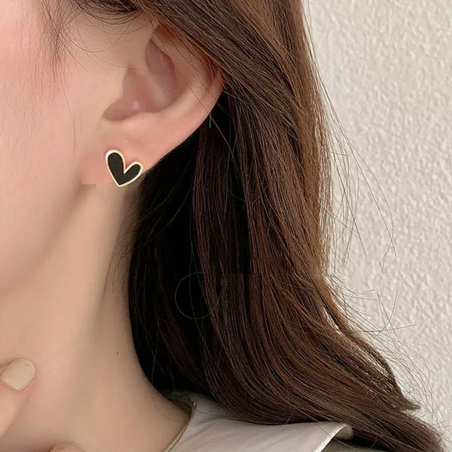 Мини-серьги «Сердце со стразой» — изысканный и утончённый аксессуар
