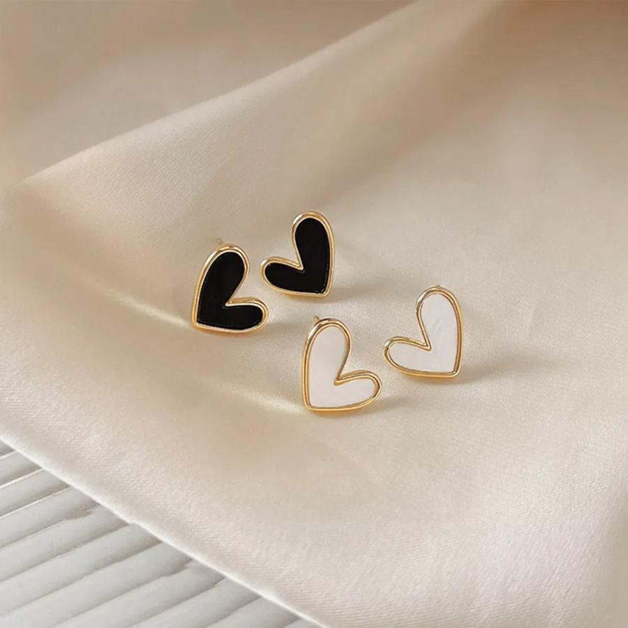 Мини-серьги «Сердце со стразой» — изысканный и утончённый аксессуар