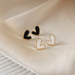 Мини-серьги «Сердце со стразой» — изысканный и утончённый аксессуар
