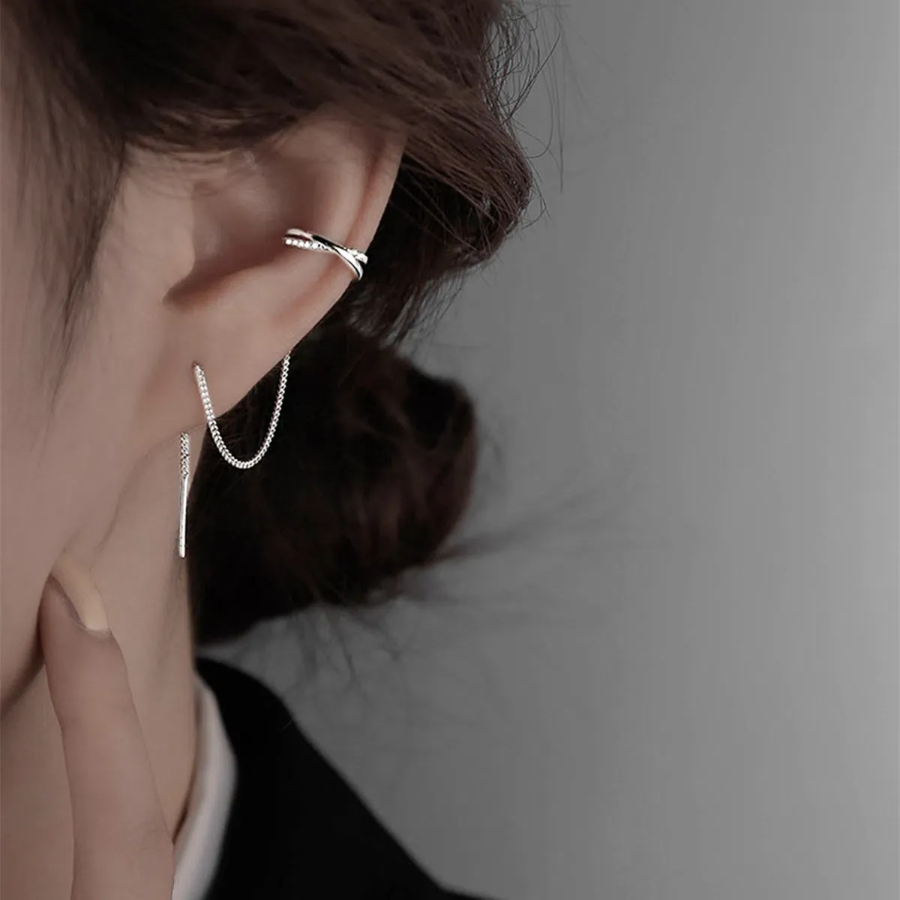 Набор из двух серёжек-каффов с цепочкой и кубическим камнем «Х» — стильное и современное украшение