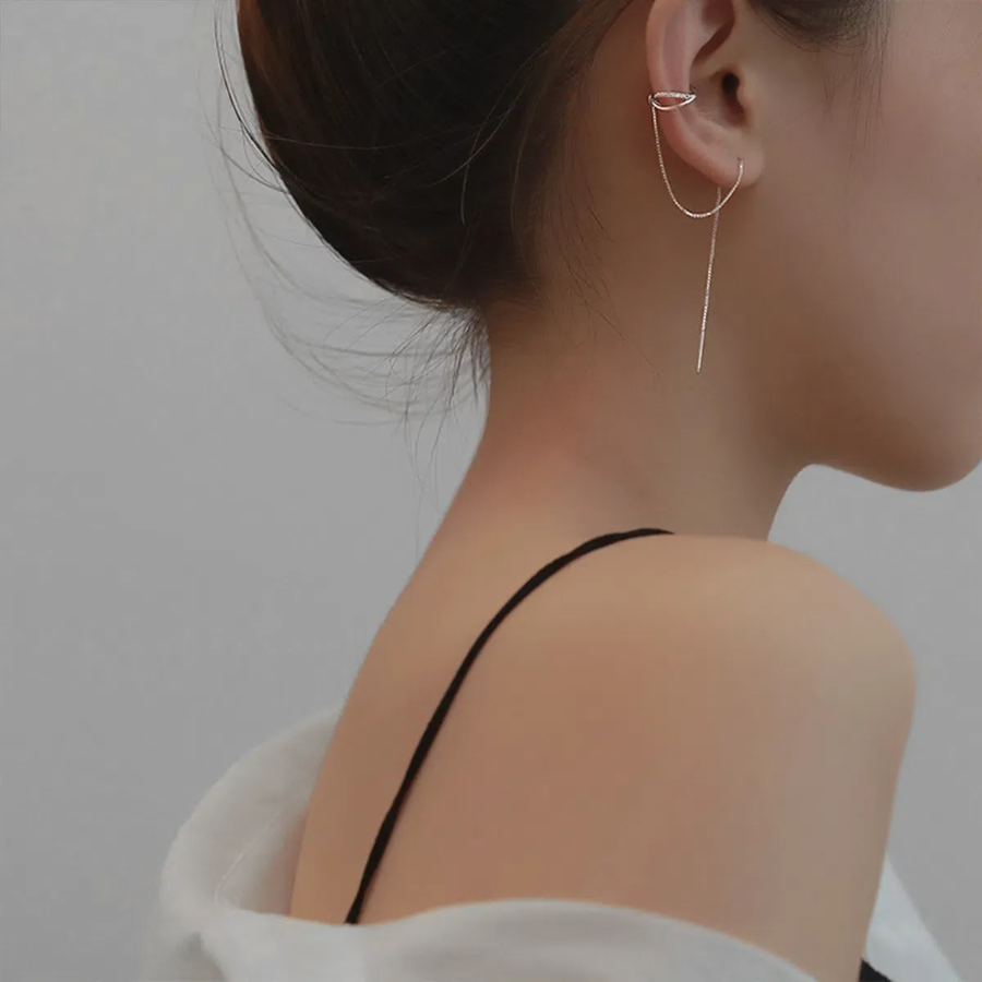 Набор из двух серёжек-каффов с цепочкой и кубическим камнем «Х» — стильное и современное украшение