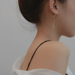 Набор из двух серёжек-каффов с цепочкой и кубическим камнем «Х» — стильное и современное украшение