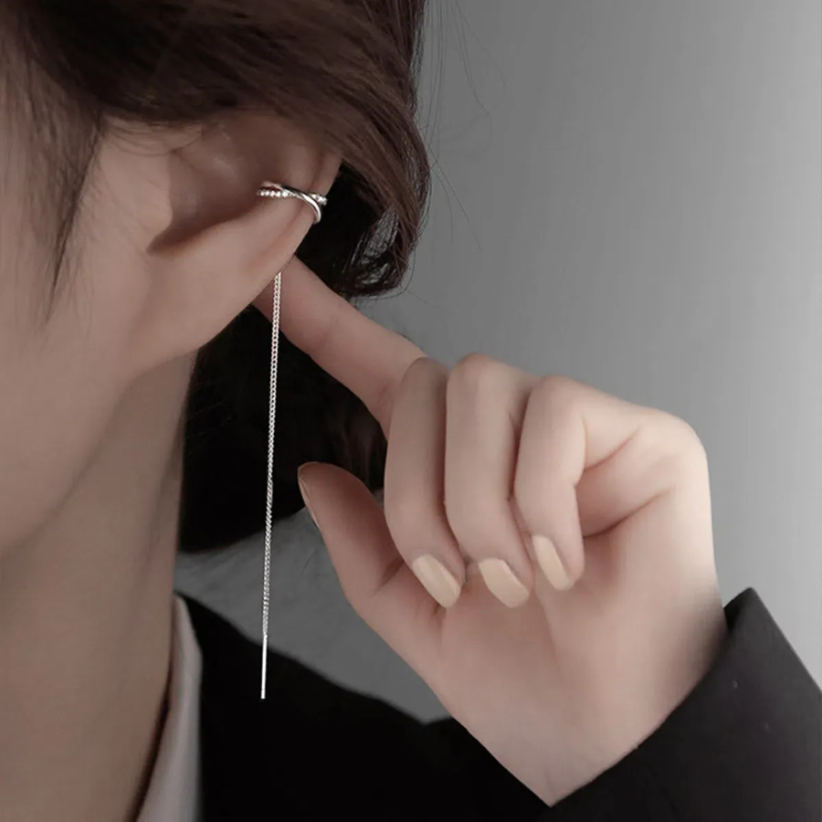 Набор из двух серёжек-каффов с цепочкой и кубическим камнем «Х» — стильное и современное украшение