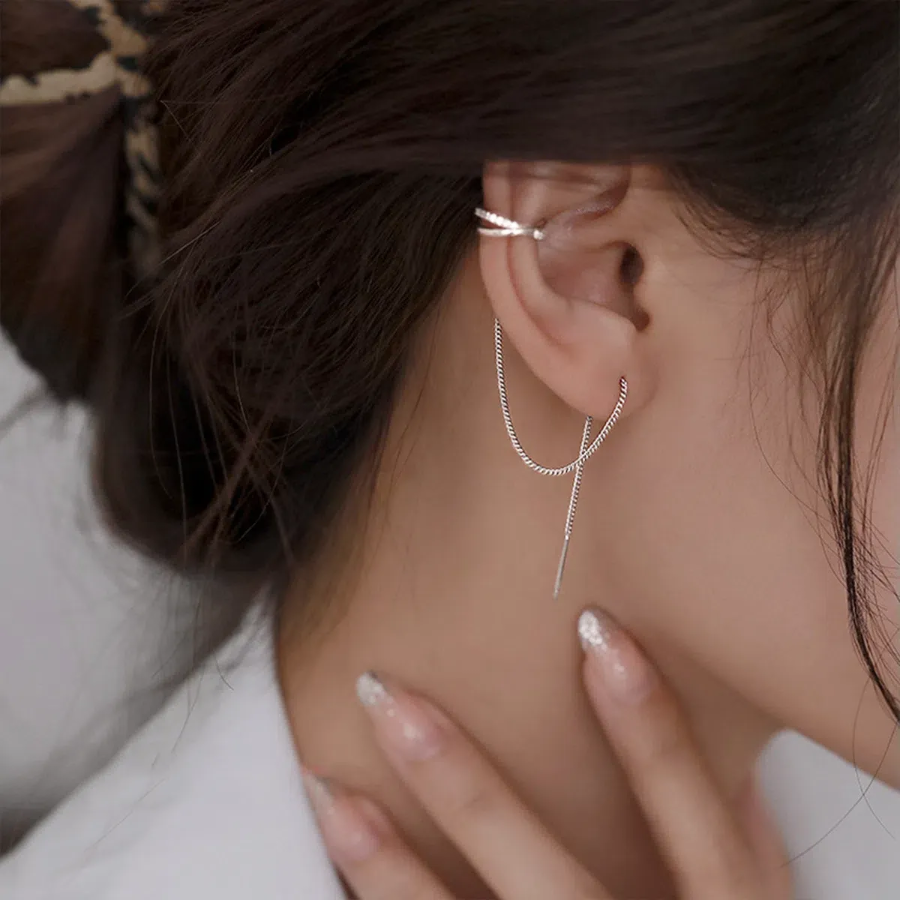 Набор из двух серёжек-каффов с цепочкой и кубическим камнем «Х» — стильное и современное украшение