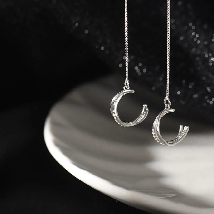 Набор из двух серёжек-каффов с цепочкой и кубическим камнем «Х» — стильное и современное украшение