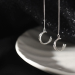 Набор из двух серёжек-каффов с цепочкой и кубическим камнем «Х» — стильное и современное украшение