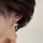 Асимметричные серьги-кольца с лентой, искусственным жемчугом и чёрными бусинами