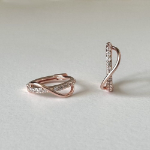 Слим-серьги в виде волнистых мини-колец с кубическим камнем и замком one-touch