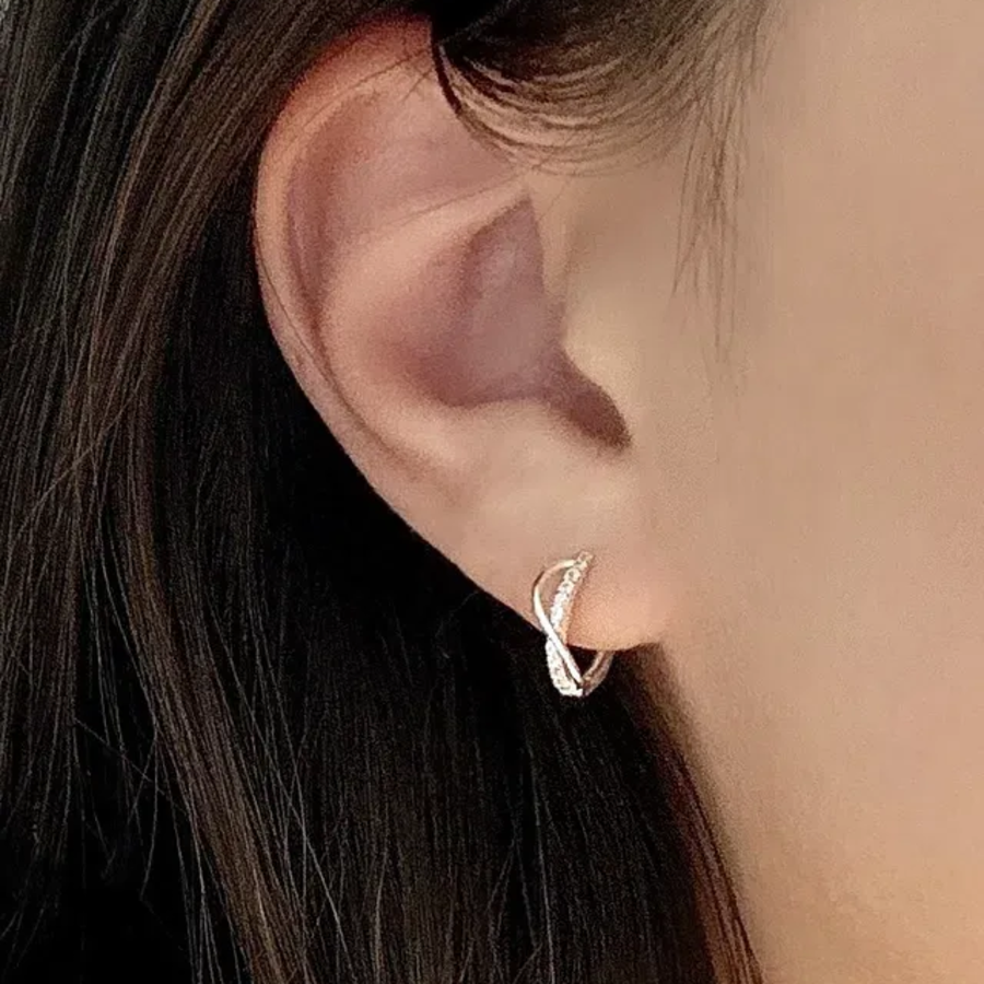 Слим-серьги в виде волнистых мини-колец с кубическим камнем и замком one-touch