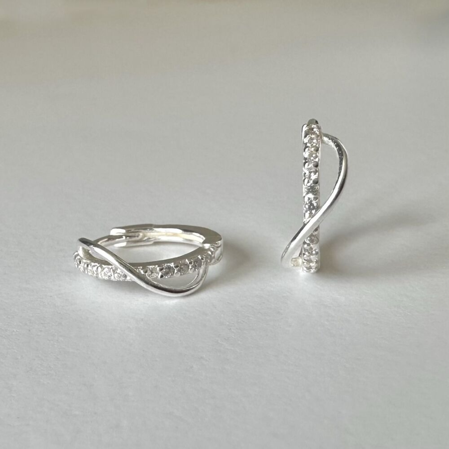 Слим-серьги в виде волнистых мини-колец с кубическим камнем и замком one-touch