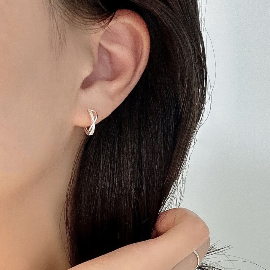 Слим-серьги в виде волнистых мини-колец с кубическим камнем и замком one-touch