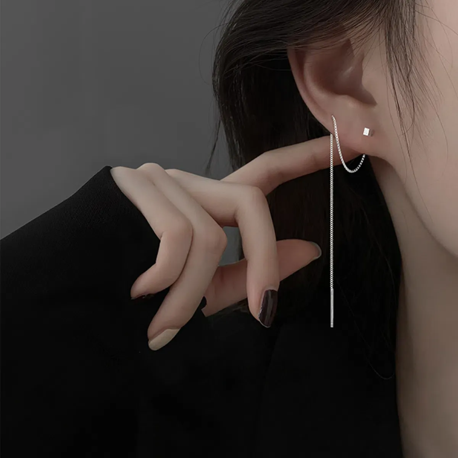 Длинные серьги-цепочки в белом серебре с тонкой линией-декором