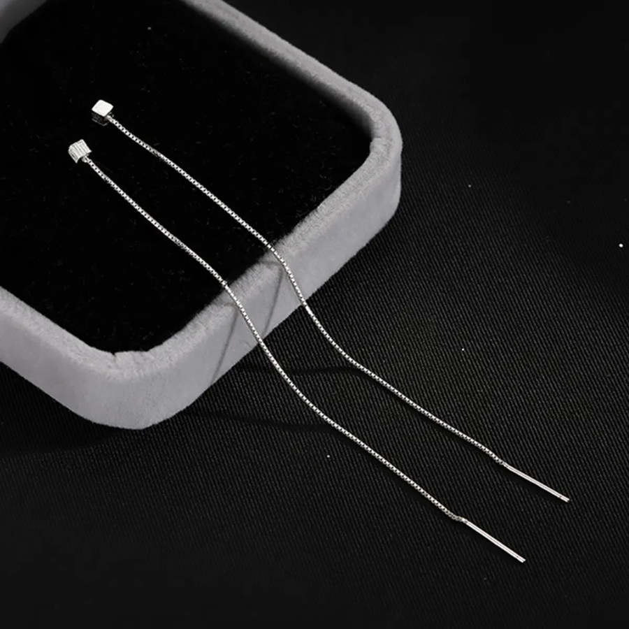 Длинные серьги-цепочки в белом серебре с тонкой линией-декором